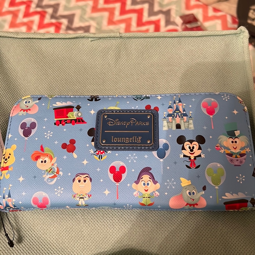 NWT. Disney loungefly wallet